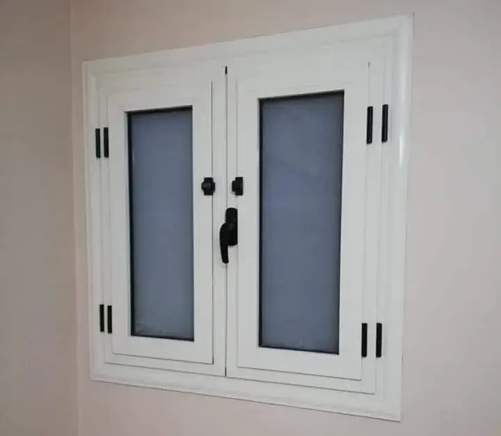 شبابيك ألوميتال  بإطار أبيض وزجاج نصف معتم